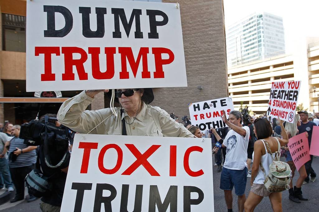 Discurso de Trump provoca tensão em protesto no Arizona