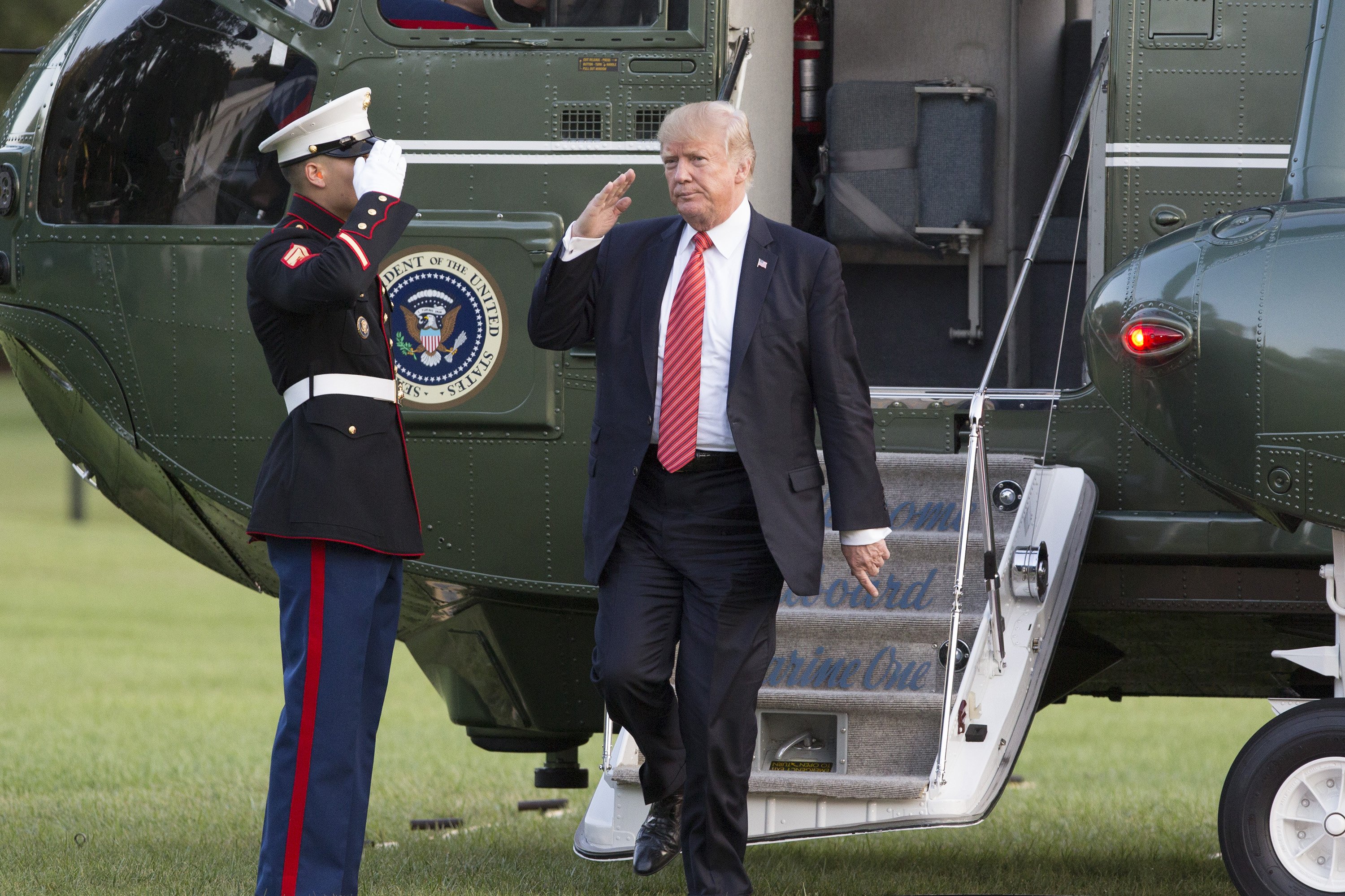 Trump dará 6 meses às forças armadas para proibir transexuais