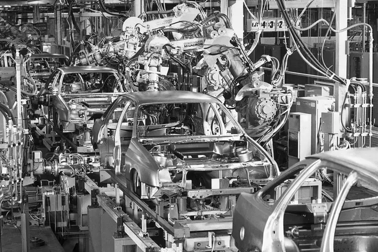 Fábrica de carros com robôs (Keystone/Hulton Archive/Getty Images)