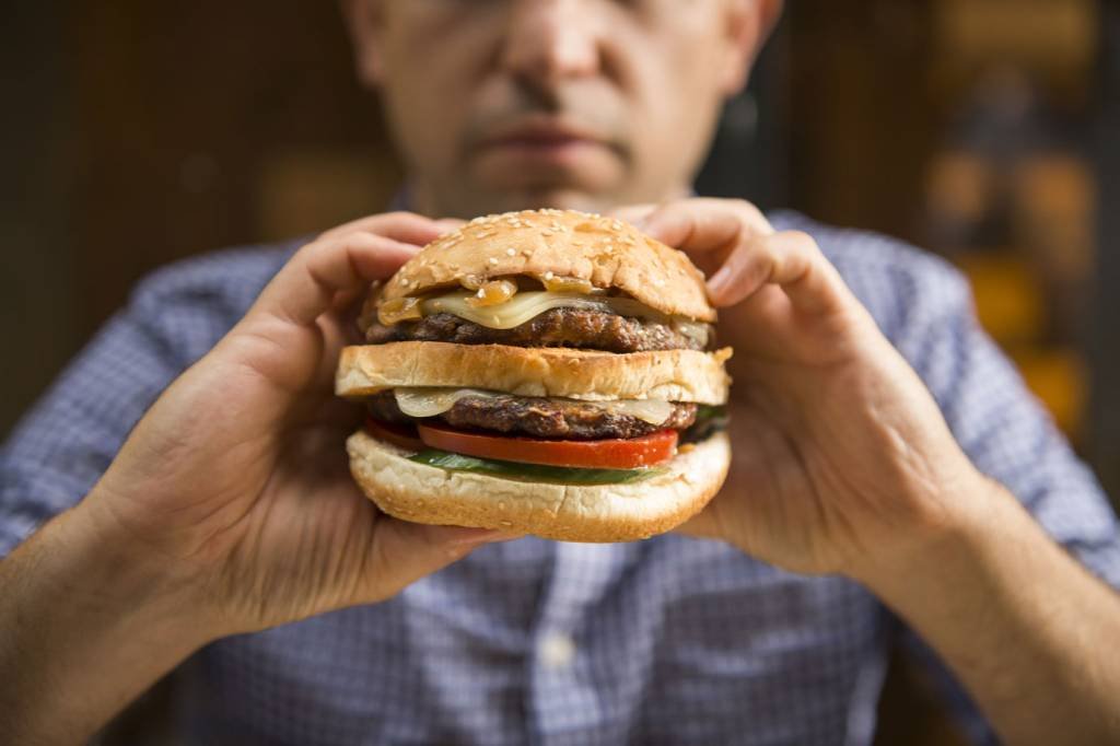 Dieta fast food: de acordo com estudo, 18% de americanos entre 2 a 19 anos são obesos (Thinkstock//)