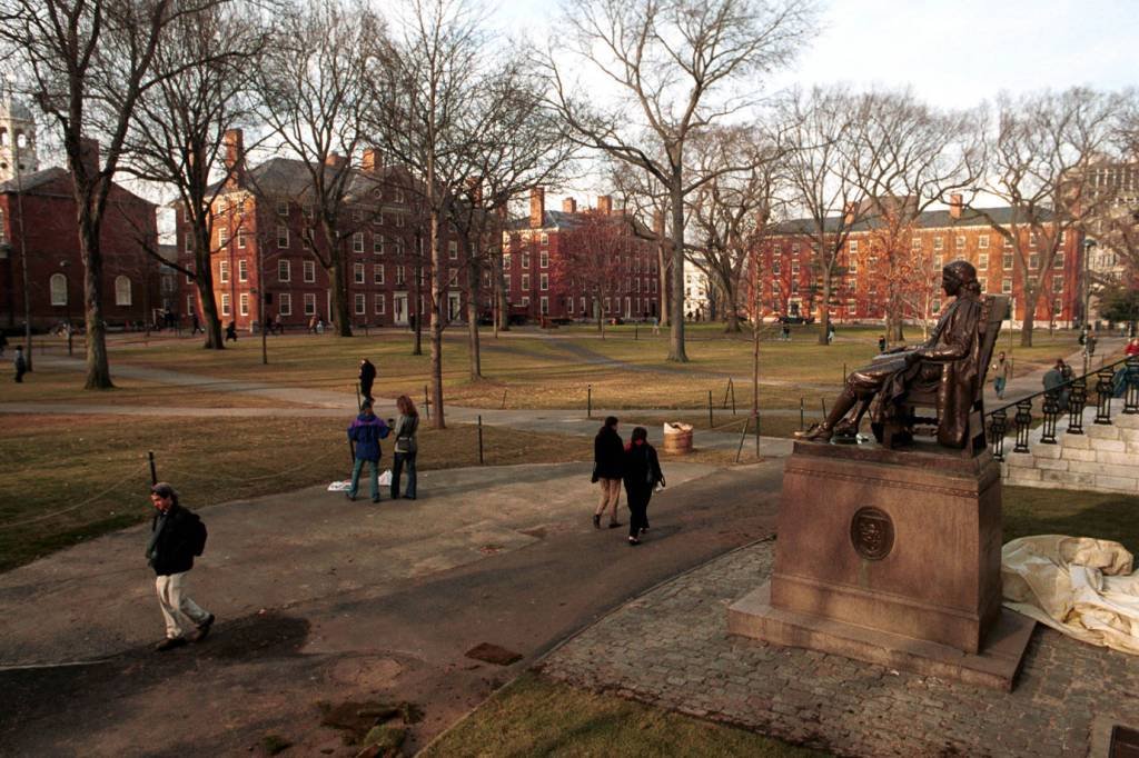 Pela primeira vez, Harvard tem maioria de calouros não brancos