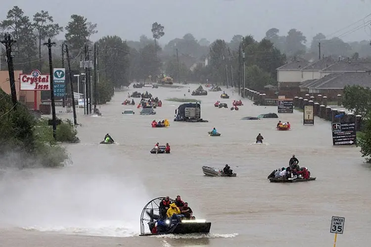 Centenas de pessoas usam barcos para evacuar áreas inundadas pela passagem do furacão Harvey em Houston, Texas, EUA, 28 de agosto de 2017.  (ADREES LATIF/Reuters)