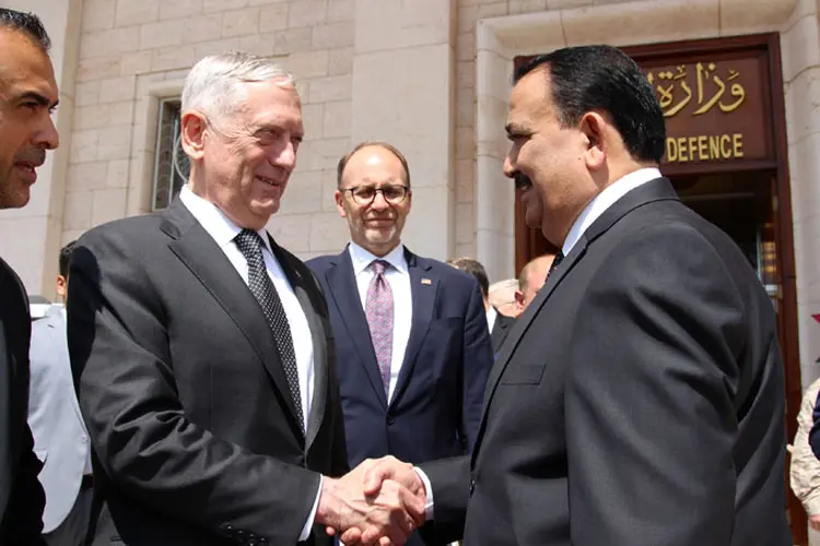 Ofensiva contra EI: o chefe do Pentágono se reune com o primeiro-ministro iraquiano, Haider al-Abadi, e com outras autoridades iraquianas (Stringer/Reuters)