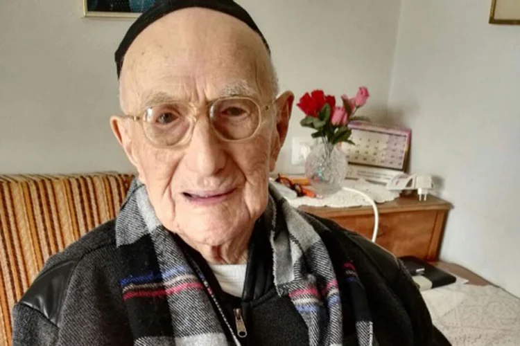 Homem mais velho do mundo: durante o Holocausto, perdeu a esposa e dois filhos (Shula Kopershtouk/AFP)