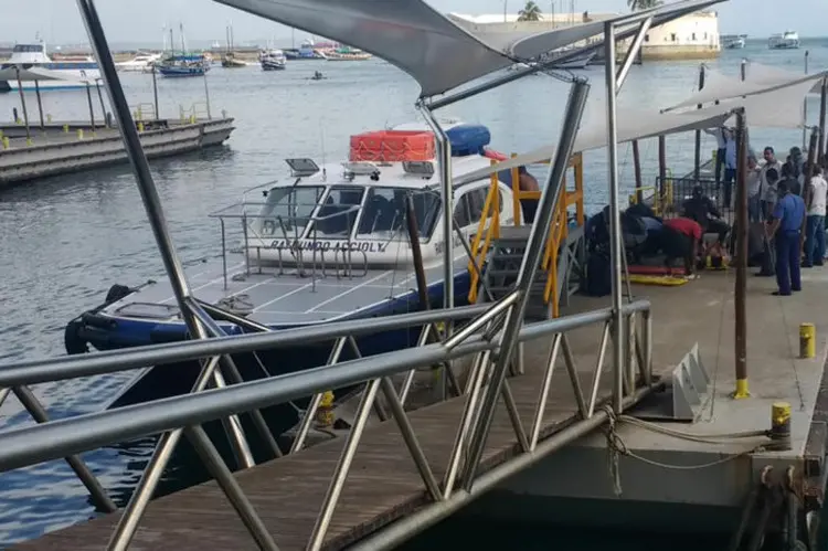 24 /09 /2017 , BAHIA- BRASIL - Uma lancha  virou em razao do vento na manha desta quinta-feira, por volta das 6h30, proximo a Mar Grande, a embarcacao, com o nome de Cavalo Marinho I, tinha saído da ilha e seguia para Salvador, fazendo a travessia comercial cerca de 130 pessoas estariam a bordo na foto sobrevivente. Credito: Popular FM / O Bruto (Popular FM / O Bruto/Fotos Públicas)