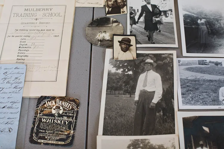 Mestre destilador: fotos e outros documentos provam que a famosa marca de uísque surgiu graças a um escravo que trabalhou ao lado de Jack Daniel (Nathan Morgan/The New York Times)