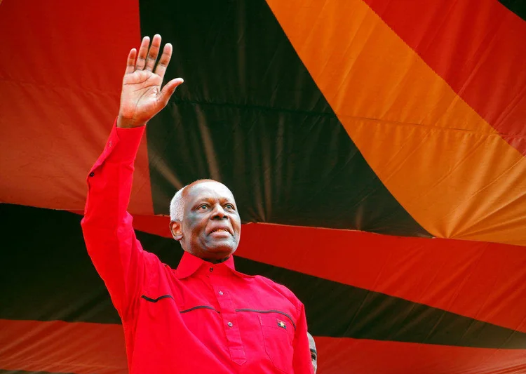 José Eduardo dos Santos: depois de 38 anos à frente do governo de Angola, o presidente deixa o cargo, mas é improvável que seu partido perca o poder (Stephen Eisenhammer/Reuters)
