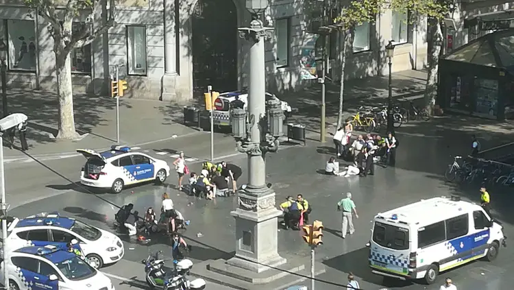Ataque em Barcelona: motorista da van está sendo procurado, acrescentou a polícia em mensagem no Twitter (Concedido por Vinicius Scheidegger/Site Exame)