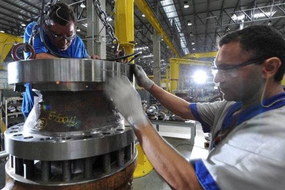 Produção industrial cai em 14 de 15 locais pesquisados pelo IBGE