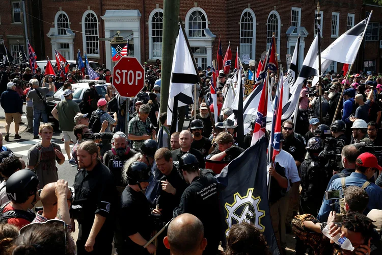 EUA: vários manifestantes fascistas carregavam a bandeira dos Confederados (Joshua Roberts/Reuters)