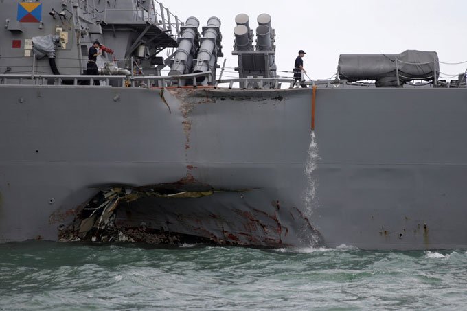 Marinha dos EUA suspende atividades após colisão em Cingapura