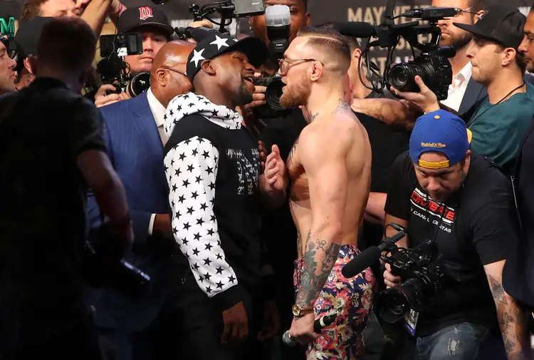 Mayweather e McGregor: luta entre o campeão de boxe e o campeão de MMA deve ser um dos confrontos mais vistos da história do boxe (Mike Lawrie/Getty Images)