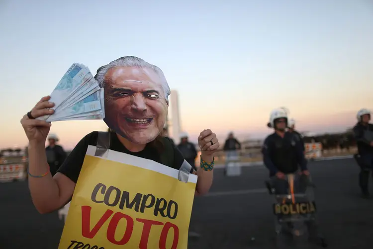 Manifestantes protestam contra o presidente Michel Temer durante a votação da denúncia na Câmara dos Deputados em 02/08/2017 (Adriano Machado/Reuters)