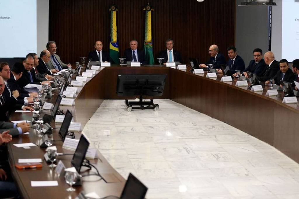Começa reunião ministerial comandada por Temer no Planalto