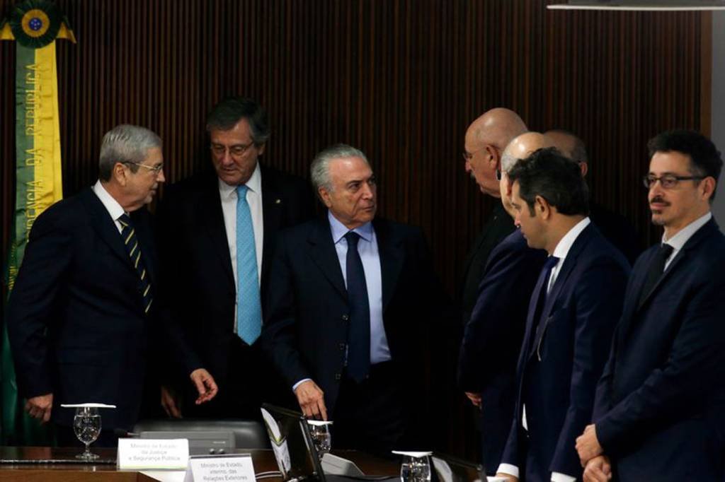 Temer pede empenho de ministros para votação da meta fiscal