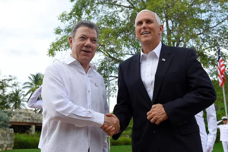 Mike Pence: Pence cumprimenta o presidente colombiano Juan Manuel Santos (Reuters/Reuters)