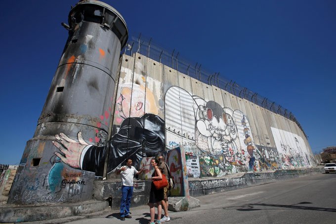 Grafite na Cisjordânia ironiza muro de Trump no México