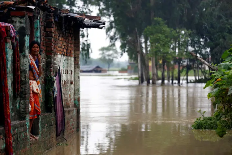 Inundações: pelo menos 140 mil famílias foram afetadas pelas fortes precipitações nos últimos cinco dias em 20 dos 75 distritos do país (Navesh Chitrakar/Reuters)