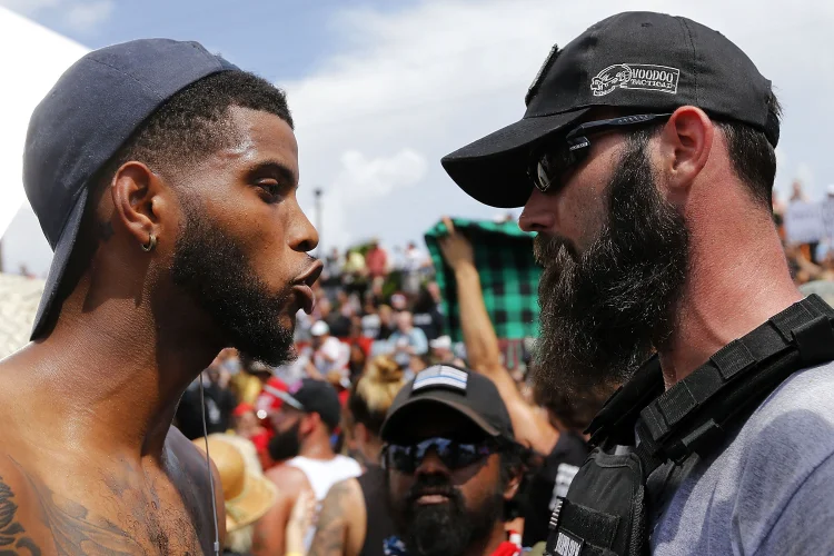 Discussão entre manifestante de lados opostos em protesto em New Orleans em solidariedade a Charlottesville (Jonathan Bachman/Getty Images)