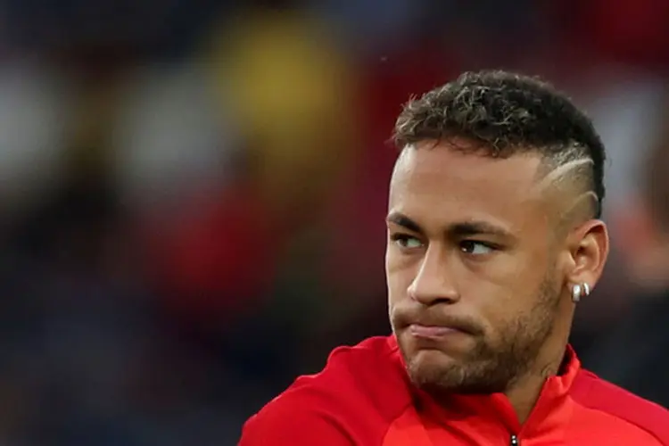 Neymar sofreu uma fissura de metatarso e torceu o tornozelo durante a vitória de 3 x 1 do PSG contra o Olympique de Marselha no domingo (Benoit Tessier/Reuters)