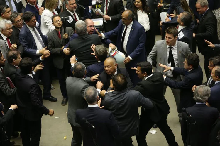 Deputados em clima de tensão no plenário durante sessão para votar parecer de denúncia contra Temer (Wilson Dias/Agência Brasil)