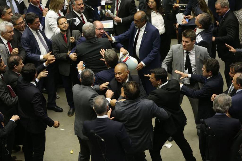 Como foi a votação que barrou a denúncia contra Temer na Câmara