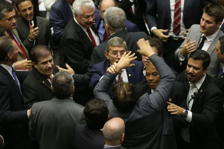 Câmara: parlamentares começaram a se provocar com xingamentos e provocações (Wilson Dias/Agência Brasil)