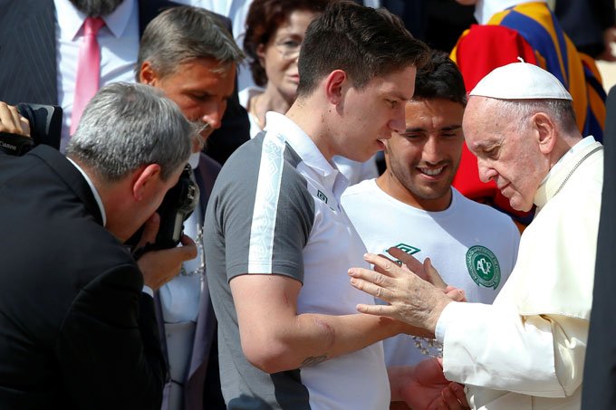 Papa recebe sobreviventes de acidente da Chapecoense