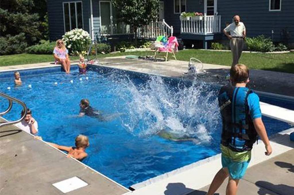 Idoso faz piscina para vizinhos para superar morte de esposa