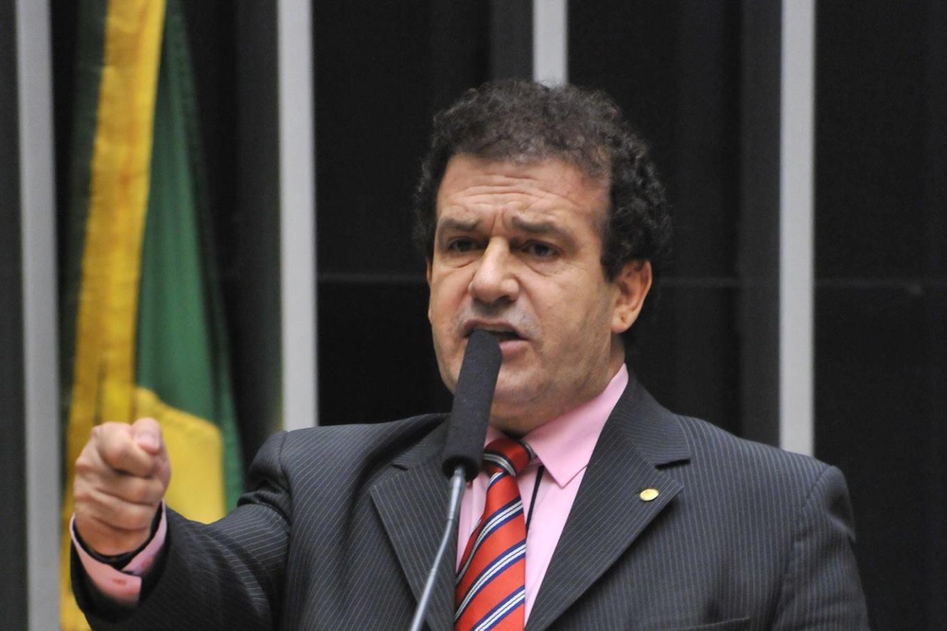 Temer recebeu "bandidos" na calada da noite, diz Pompeo de Mattos