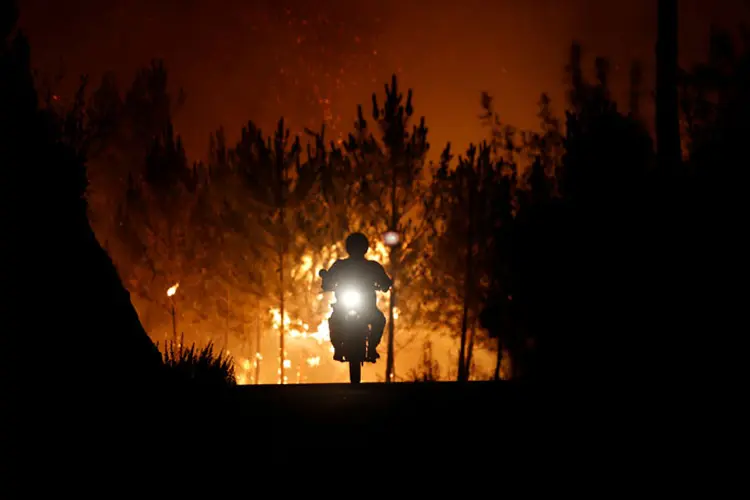 Nos próximos dias, sobretudo no fim de semana, o risco de incêndio no interior deve oscilar entre "muito elevado" e "máximo" (Rafael Marchante/Reuters)