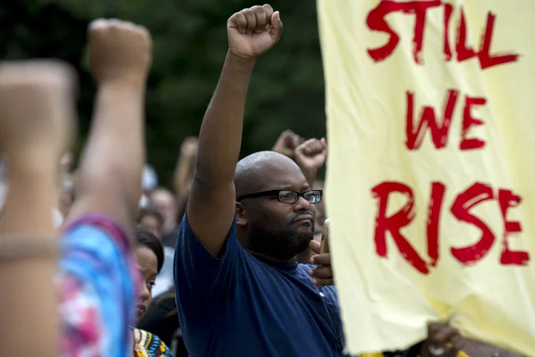 Racismo: o texto faz especial referência aos confrontos de Charlottesville, na Virgínia, onde uma mulher morreu, após ser atropelada por um supremacista branco (Jeff Swensen/Getty Images)