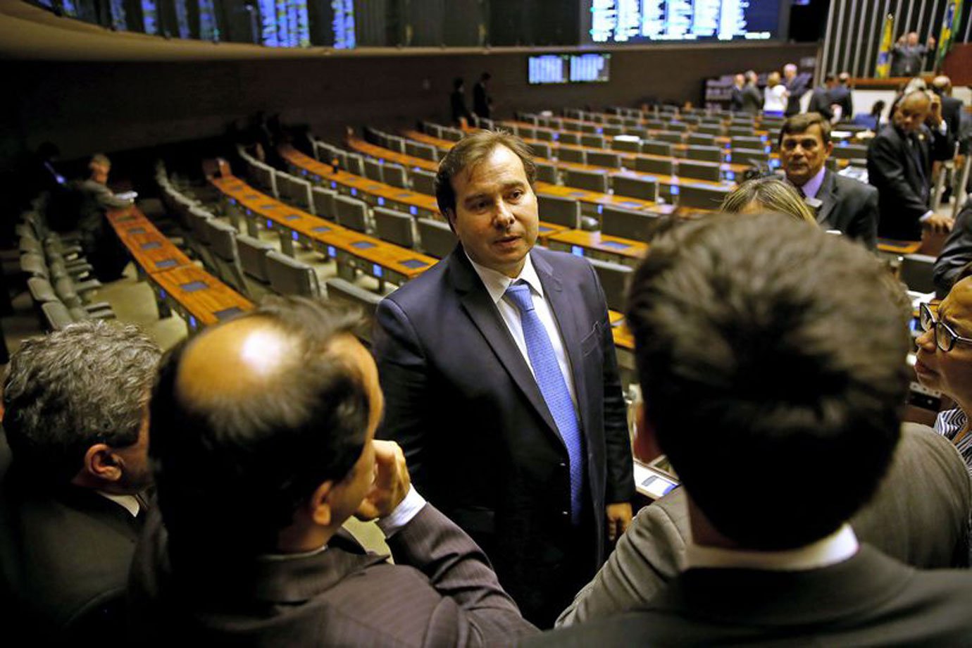 Maia não atende a pedido da oposição e mantém rito de votação