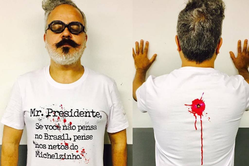 Estilista usa camiseta em protesto contra Michel Temer na SPFW