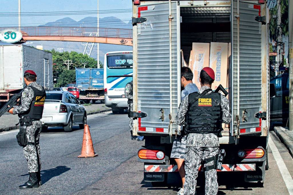 Força Nacional e PRF fazem operação em rodovias de acesso ao Rio