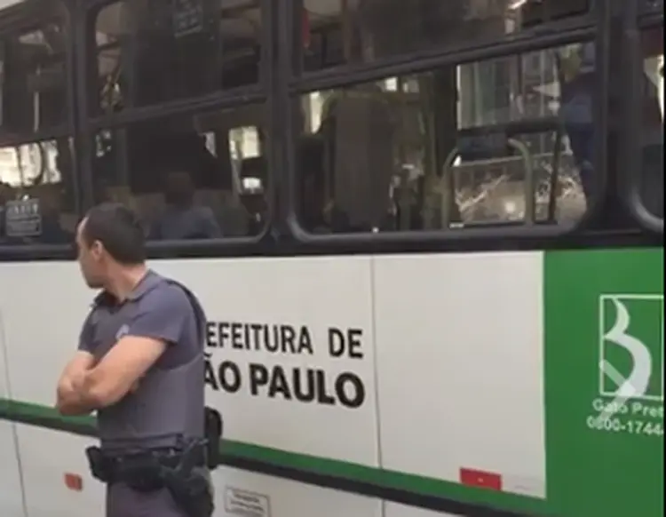 VIOLÊNCIA SEXUAL EM ÔNIBUS EM SÃO PAULO: homem ejaculou no pescoço de uma passageira /  (Screenshot/Reprodução)