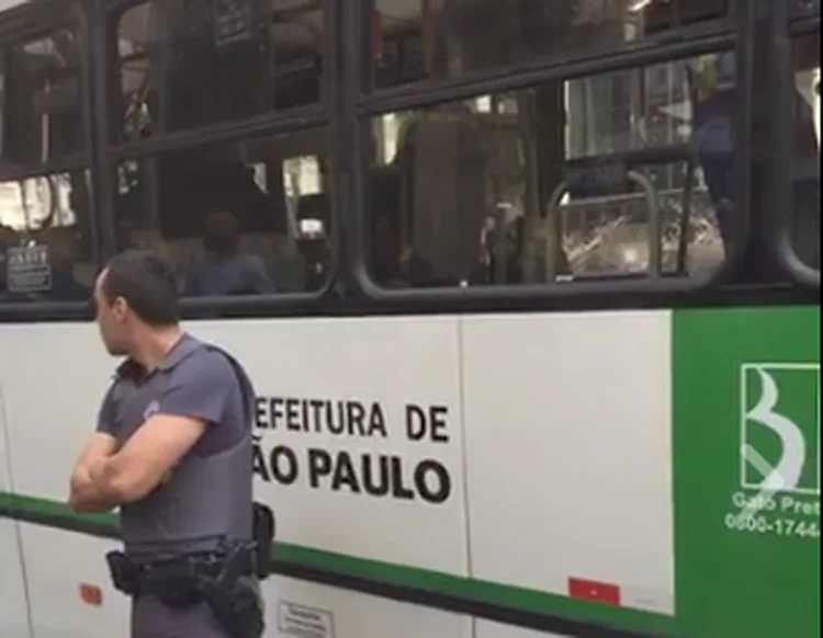 VIOLÊNCIA SEXUAL EM ÔNIBUS EM SÃO PAULO: homem ejaculou no pescoço de uma passageira /  (Screenshot/Reprodução)