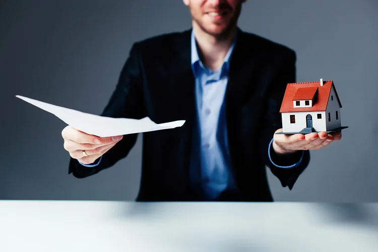 A posse acontece quando uma pessoa tem o controle físico de um imóvel e leva uma rotina como se fosse o dono, mesmo sem ter os papéis que provem isso oficialmente. (BartekSzewczyk/Thinkstock)