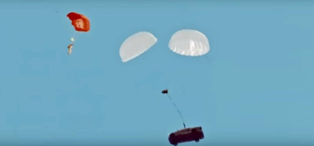 Shell põe carro para saltar de paraquedas em novo comercial