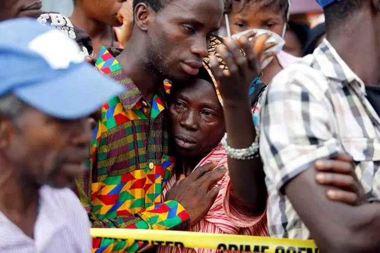 Perdas: famílias inteiras estão lotando os necrotérios para identificar e retirar os corpos de parentes (Afolabi Sotunde/Reuters)