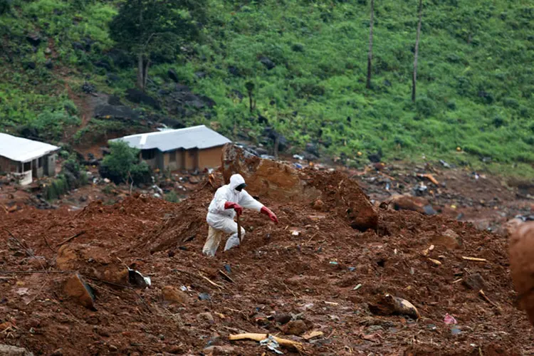 Serra Leoa: responsáveis do necrotério principal de Freetown estimaram em 400 o número de mortos (Afolabi Sotunde/Reuters)