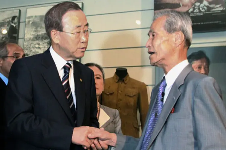 Sumiteru Taniguchi (à direita): o ativista chegou a ser considerado um candidato ao prêmio Nobel da Paz (JIJI PRESS/Arquivos/STR/AFP)