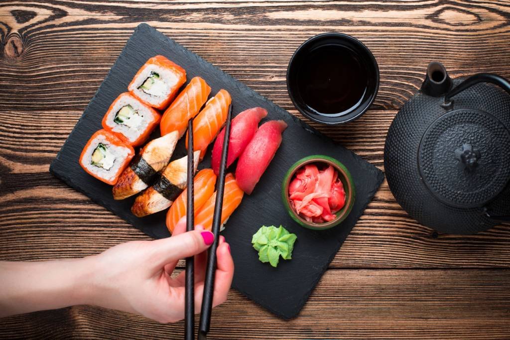 Sushi: o certo é pegar o sushi lateralmente (malyugin/Thinkstock)