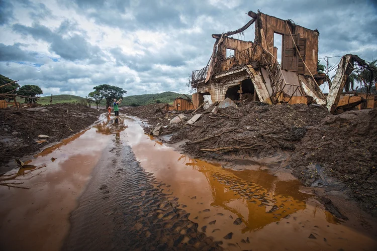 Ruínas de Bento Rodrigues, em Minas Gerais: cerca de 200 famílias aguardama reconstrução da vila | Tiago Queiroz/Estadão Conteúdo / 