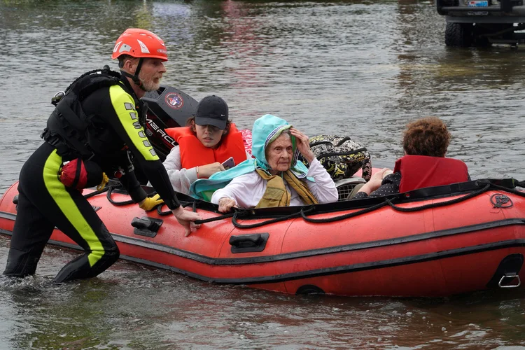 Tempestade: todos que têm algum bote e que ainda não partiram já estão se preparando (Rick Wilking/Reuters)