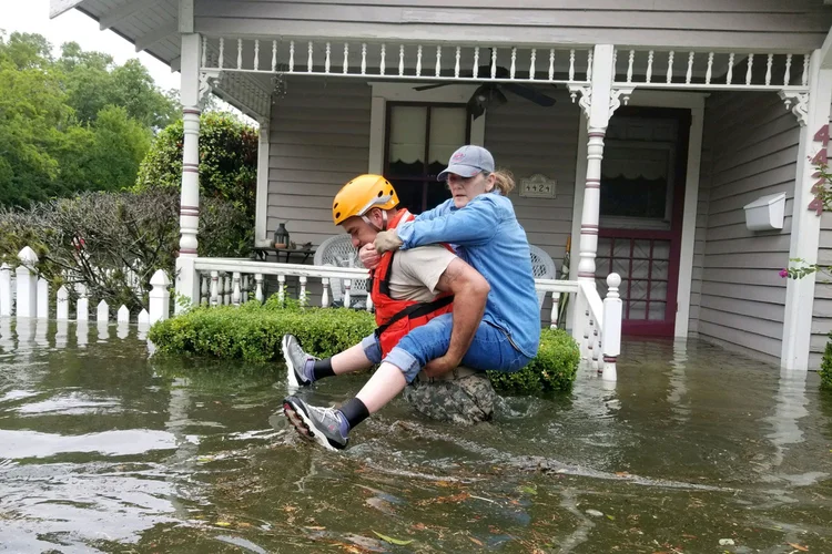 Harvey: o Serviço Meteorológico Nacional previu hoje que as precipitações podem continuar até quarta-feira ou quinta-feira (Texas Military Department/Reuters)