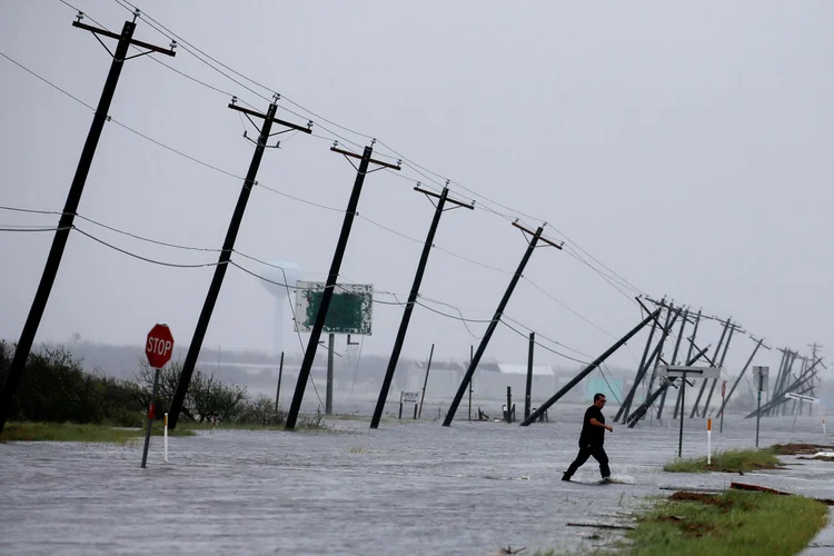 Harvey: a refinaria, que fica a cerca de 145 quilômetros de Houston, já havia começado a reduzir a produção ontem, à medida que chuvas alagaram a região (Adrees Latif/Reuters)