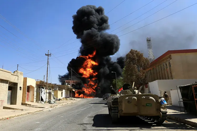 Fumaça durante combate iraquiano contra o Estado Islâmico em Tal Afar: conquista constitui uma importante etapa na ofensiva antijihadista (Thaier Al-Sudani/Reuters)