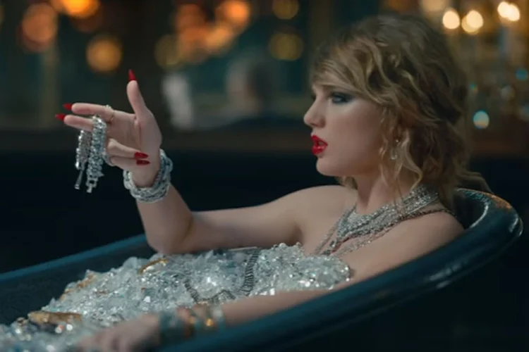 Taylor Swift: cantora levou pra casa o prêmio de artista do ano (YouTube/Reprodução)