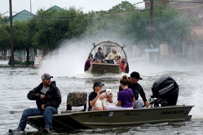 Com correntes humanas e jet skis, Texas faz resgates após furacão